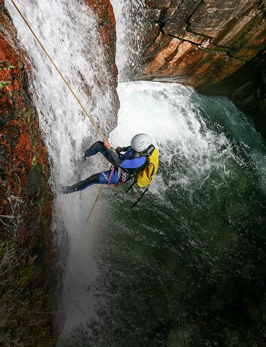 Sausen Sie durch Canyons mit Sprungen und Abseilstellen